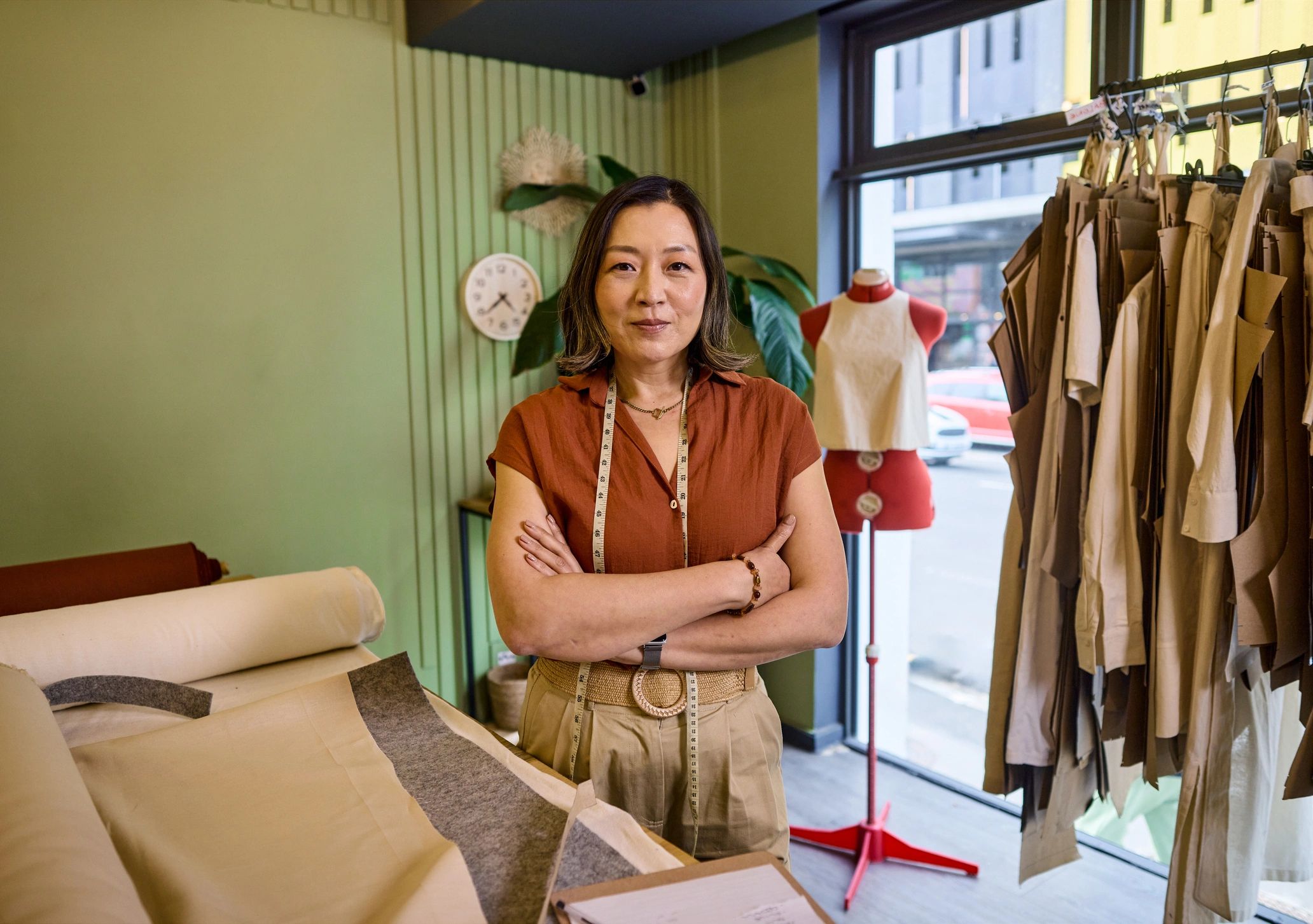 Uniformes personalizados exhibidos en sala de muestras